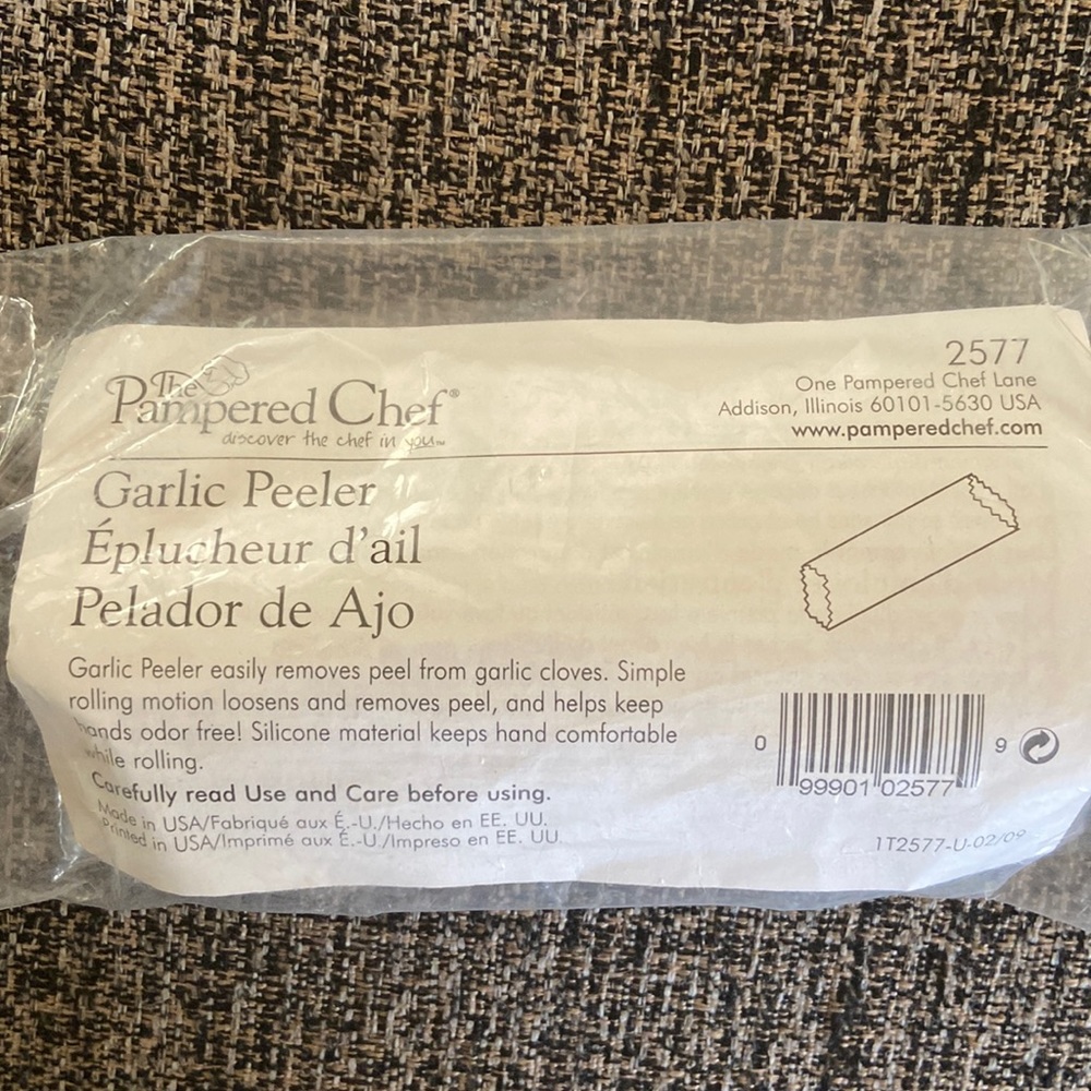 Pampered Chef garlic peeler NWT
